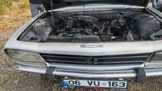 Manyasta aracın motoru alev aldı