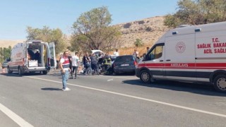 Mardinde iki otomobil çarpıştı: 12 yaralı