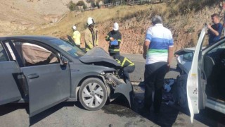 Mardinde iki otomobil çarpıştı: 2 yaralı