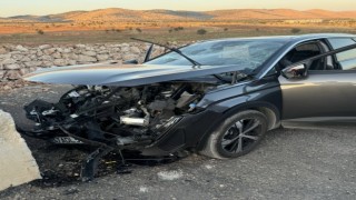 Mardinde otomobil bariyere çarptı: 3ü çocuk 7 yaralı