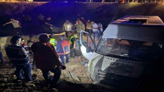 Mardinde tarım işçilerini taşıyan minibüs devrildi: 21 yaralı