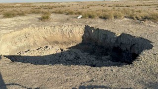 Merada oluşan 4 metre genişliğindeki obruk bölge sakinlerini endişelendirdi