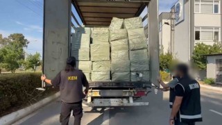 Mersinde Çinden Suriyeye giden 65 milyon lira değerinde 15 ton kaçak sigara kağıdı ele geçirildi