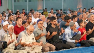 Mevlid Kandilinde Erzincanlılar camileri doldurdu
