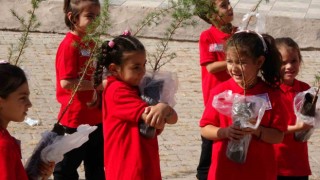 Minimini birler ağaç fidanlarıyla karşılandı