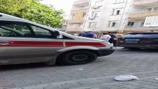 Misafir olarak gittiği evde, ev sahibini yaralayıp altınları çalarak kaçtı