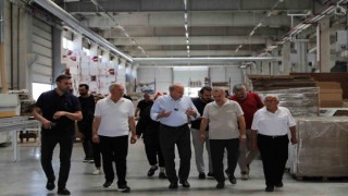 Mobilya fabrikasında ki çalışmaları inceledi