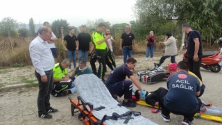 Motosiklet dönüş yapan araca çarptı