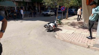Motosiklet ile otomobil çarpıştı: 2 yaralı