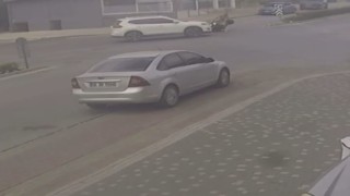 Motosiklet ile otomobilin çarpışması kamerada