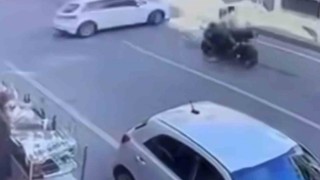 Motosiklet otomobile çarptı: 2 yaralı