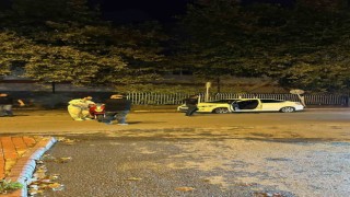 Motosiklet park halindeyken kapısı açılan araca çarptı