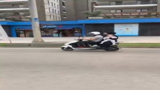 Motosiklet üzerinde kucağında bebekle seyretti: O anlar kamerada