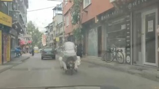 Motosiklete yüklediği eşyalarla görenleri şaşkına çevirdi