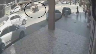 Motosikletin çarptığı kadın, ayağa kalktığı gibi olay yerinden uzaklaştı