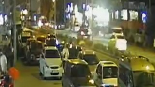 Motosikletin çarptığı yaya böyle savruldu