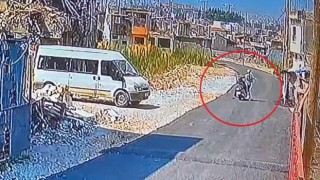 Motosikletiyle işe giderken yolu kesilerek sopayla dövüldü: O anlar kamerada
