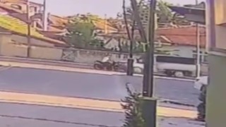 Motosikletli çocuk kamyonetle çarpıştı: Kaza anı kamerada