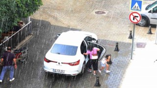 Muğlada güneşli havada yağmur sürprizi