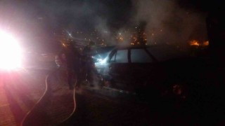 Muğlada park halindeki otomobil alevlere teslim oldu