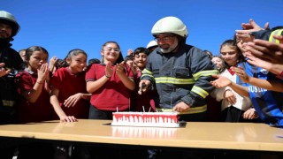 Muhtar ve öğrencilerden itfaiye erlerine pastalı sürpriz