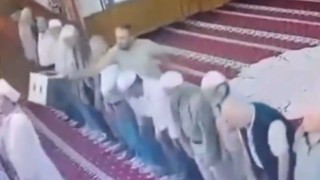 Namaz kıldıran imama plastik tabure ile vurdu