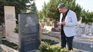 Neşet Ertaşın çaldığı saza 27 yıldır gözü gibi bakıyor