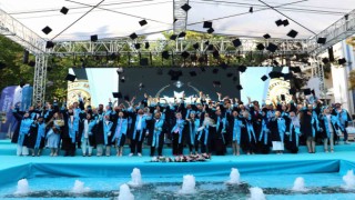 NEÜ birincileri “Mezuniyet ve Geleceğe Mesaj Töreni” ile kep attı