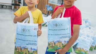 Niğde Belediyesi bu yıl da öğrencilere forma ve kırtasiye seti hediye etti