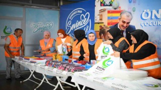 Öğrencilere kırtasiye seti hediyesi