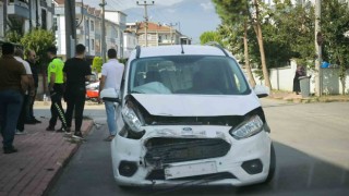 Okul servisi ile hafif ticari araç çarpıştı: 8i öğrenci 11 yaralı