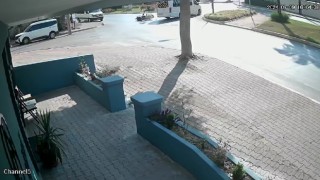 Okul servisine çarpan motosikletin sürücüsü metrelerce havaya fırladı