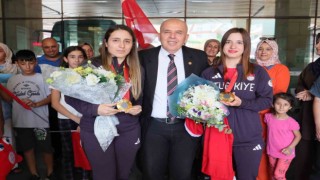 Olimpiyat şampiyonları çiçeklerle karşılandı