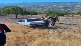 Ön tekeri çıkan otomobil tarlaya girdi: 1 yaralı