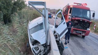Otomobil bariyerlere ok gibi saplandı: 1 ölü, 1 yaralı