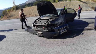 Otomobil duvara çarptı: 1 yaralı