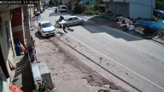 Otomobil ile çarpışan motosiklet sürücüsü havada takla attı