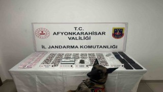 Otomobil ile uyuşturucu servisi yapan çeteyi jandarma çökertti