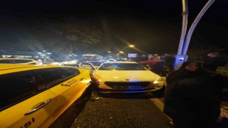 Otomobil kırmızı ışıkta bekleyen ticari taksiye çarptı: 1 yaralı