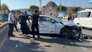 Otomobil, motosiklete çarpıp karşı şeride geçti