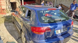 Otomobilde mahsur kalan bebeği itfaiye ekipleri kurtardı