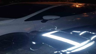 Otomobilin altında mahsur kalan köpeği itfaiye kurtardı