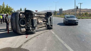 Otomobilin çarptığı cip yan yattı: 1 yaralı