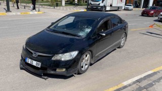 Otomobilin çarptığı kadın ağır yaralandı