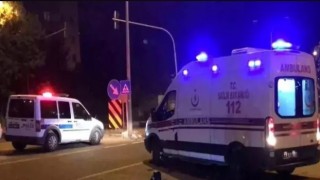 Otomobilin dikiz aynasına çarpan motosiklet devrildi, sürücüsü yaralandı