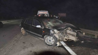 Otomobilin seyir halindeki kamyona çarptığı kaza kameraya yansıdı
