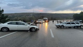 Otomobillerin kullanılmaz hale geldiği kazadan burunları bile kanamadan kurtuldular