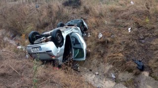 Otoyolda 3 araç birbirine girdi, otomobil su kanalına uçtu: 6 yaralı