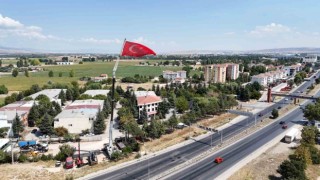 (ÖZEL) 200 tonluk vinçle 43 metre yükseğe asılan dev Türk bayrağı hayran bırakıyor