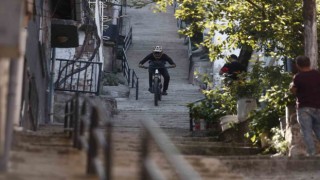 Bisikletiyle 225 basamaktan böyle indi